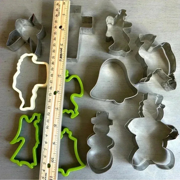 VTG Holiday Cookie Cutters 11 Metal Plastic Christmas Santa Snowman Angel - Picture 9 of 10